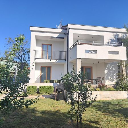 Apartments Grape Pirovac Bagian luar foto
