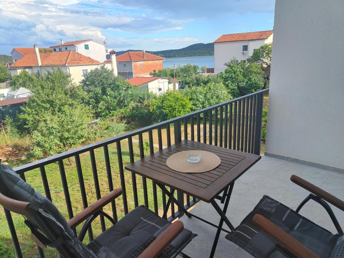 Apartments Grape Pirovac Bagian luar foto